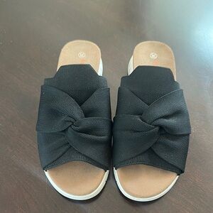 Bernie Mev Black Freesia Slide Sandals w/Bow 
Sz 36 (US Sz 6) Comfy Sporty Chic